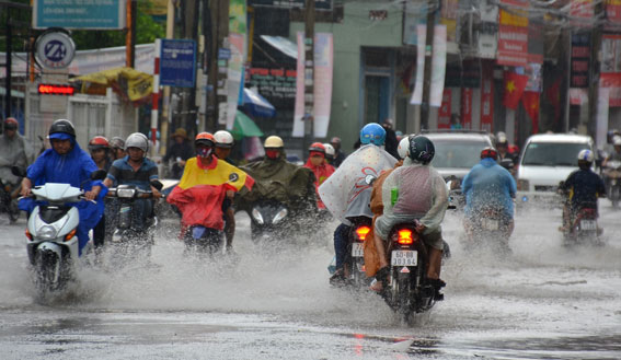 Một đoạn đường Phạm Văn Thuận khu vực phường Tân Mai ngập nước 