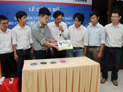 Representatives of the centers show their sensor chip at a function in HCMC  