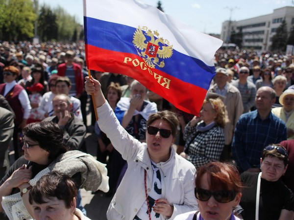 Người biểu tình tuần hành trên đường phố ở Donetsk ngày 27/4. (Nguồn: AFP/TTXVN)