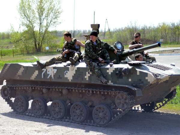 Binh sỹ Ukraine gác tại một chốt kiểm soát cách thành phố Slavyansk khoảng 30km ngày 27/4. (Nguồn: AFP/TTXVN)