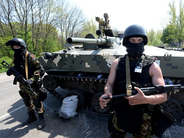 Binh sỹ Ukraine gác tại thành phố Slavyansk ngày 27/4. (Nguồn: AFP/TTXVN)