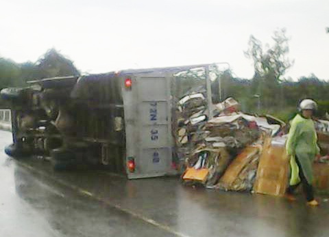 Huyện Trảng Bom: xe tải lật vì đường trơn