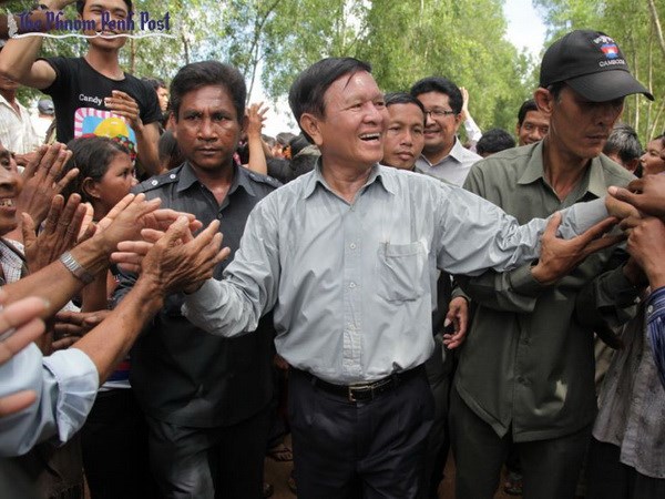 Phó Chủ tịch CNRP Kem Sokha trong một cuộc gặp gỡ những người ủng hộ tại tỉnh Kandal. (Nguồn: The Phnom Penh Post)