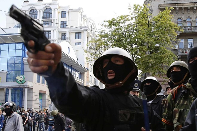 Ukraine: Cộng hòa Donetsk phát súng cho các chiến binh