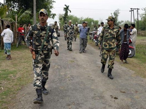 Nhân viên an ninh Ấn Độ tuần tra khu vực bị tấn công tại làng Balapara ở Assam. (Nguồn: Reuters)