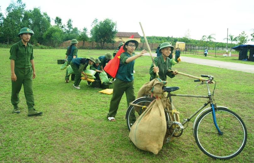 Các chiến sĩ nhỏ ải đạn bằng xe đạp thồ