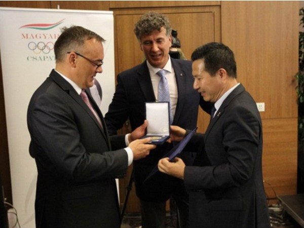 Anh Phạm Ngọc Chu nhận huy chương từ Chủ tịch Ủy ban Olympic Quốc gia Hungary Borkai Zsolt (trái) và Tổng thư ký Szabó Bence. (Ảnh: Vietnam+)