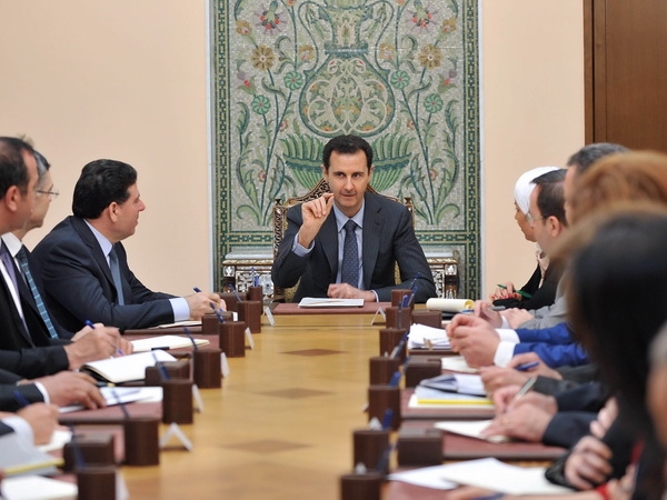 Tổng thống Syria Bashar al-Assad (giữa) chủ trì cuộc họp Ủy ban cứu nạn cấp cao Syria. (Nguồn: AFP/TTXVN)