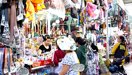 Nhờ làm tốt công tác tư tưởng, hàng trăm tiểu thương chợ Long Thành đã nhận tiền hỗ trợ và đồng thuận di dời vào chợ mới.