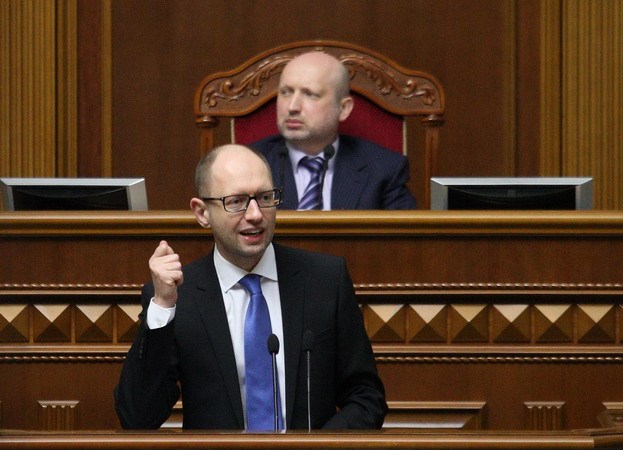 Thủ tướng lâm thời Ukraine Arseniy Yatsenyuk (trước). (Nguồn: AFP/TTXVN)