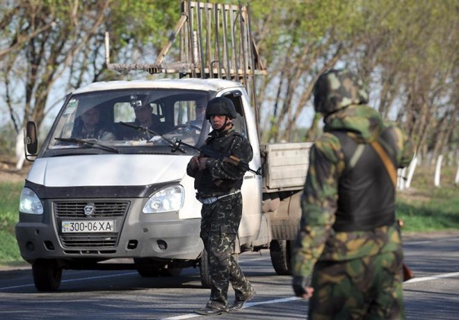 Lính Ukraine tại một chốt gác ở gần Slavyansk (Nguồn: AFP)