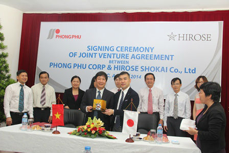 Representatives of the two companies at the signing ceremony. 