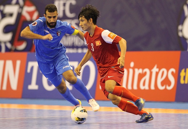 Đội tuyển Futsal Việt Nam (áo đỏ) đã xuất sắc vượt qua Kuwait (Ảnh: Quang Nhựt - TTXVN)