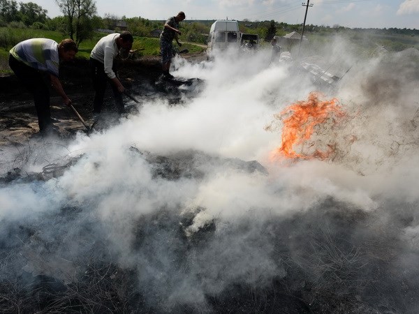 Người biểu tình lập rào chắn ở làng Andreevka, gần thành phố Slavyansk ngày 4/5. (Nguồn: AFP/TTXVN)