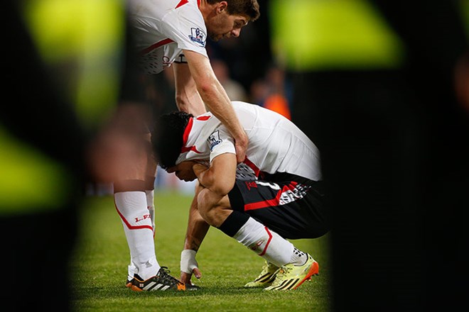 Thủ quân Gerrard an ủi Suarez sau trận đấu (Nguồn: Guardian)