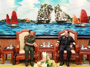 Vice Admiral Pham Ngoc Minh receives Colonel Haij Hadi Bin Haji Saim 