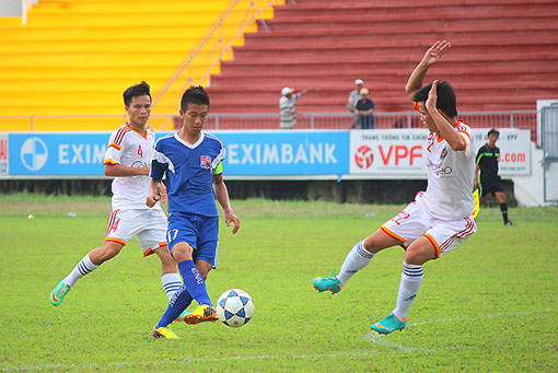 Trẻ Đồng Nai (áo xanh) vươn lên hạng 3 sau trận thắng trước Thanh Niên Sài Gòn.