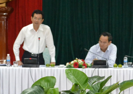 Vice Chairman Vo Van Chanh of the provincial People’s Committee works with Central Steering Committee’s delegation.