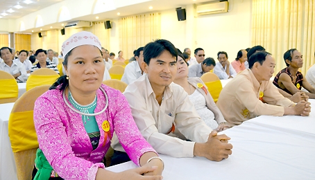 Bà Đinh Thị Kim Điều tại hội nghị biểu dương người có uy tín và hộ đồng bào dân tộc thiểu số sản xuất kinh doanh giỏi năm 2013.