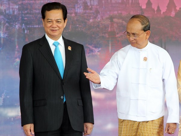 Tổng thống Cộng hòa Liên bang Myanmar Thein Sein đón Thủ tướng Nguyễn Tấn Dũng đến dự hội nghị. Ảnh: TTXVN