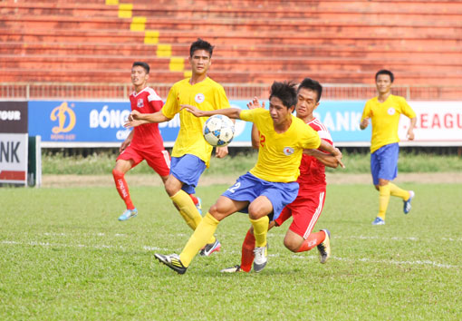 Thua chủ nhà Bình Phước 0-3, Trẻ Đồng Nai (áo đỏ) dừng bước ở vòng loại.