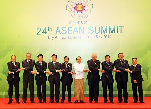 Các nhà lãnh đạo ASEAN thể hiện sự đoàn kết nhất trí cao tại Hội nghị cấp cao ở Myanmar (Ảnh: Đức Tám/TTXVN)