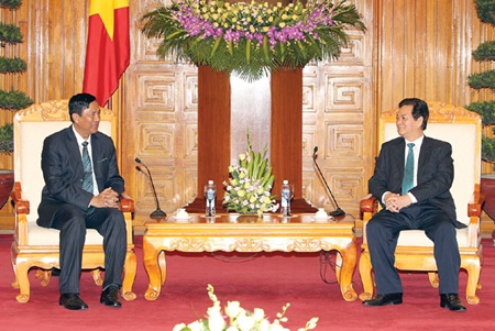 Prime Minister Nguyen Tan Dung receives Myanmar Minister of Industry U Maung Myint in Ha Noi yesterday