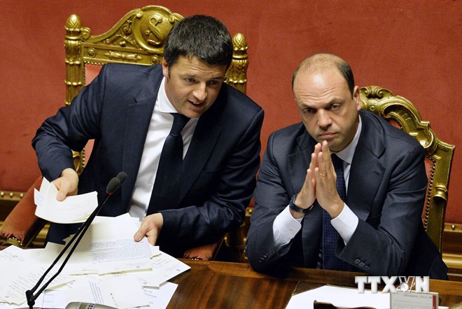 Thủ tướng Italy Matteo Renzi (trái) và Bộ trưởng Nội vụ Angelino Alfano tại phiên bỏ phiếu của Thượng viện ngày 24/2. (Nguồn: AFP/ TTXVN)