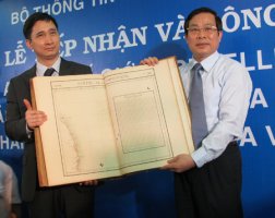 Tiếp nhận bản đồ thể hiện chủ quyền biển đảo của Việt Nam