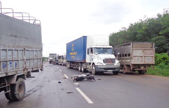 Xe tải và xe máy đụng nhau, hai thanh niên bị thương nặng