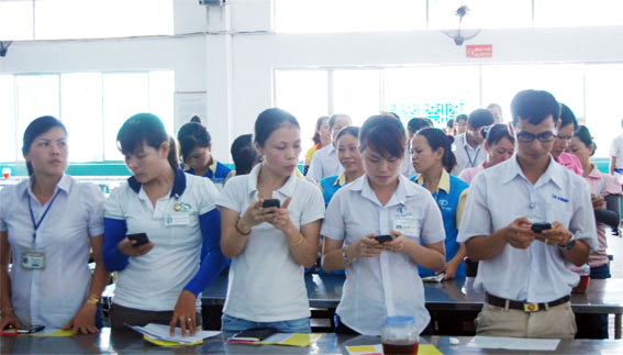Thousands of workers send massages to support Truong Sa-Hoang Sa