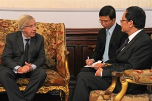 Acting President Danilo Astori receives Ambassador Nguyen Dinh Thao