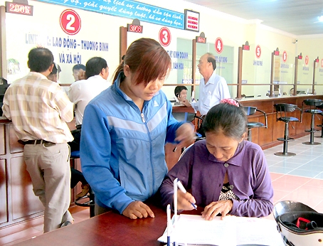 Người dân viết hồ sơ làm thủ tục hành chính tại bộ phận một cửa huyện Nhơn Trạch.