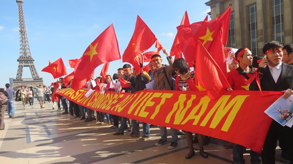 Việt kiều ở Pháp hướng về quê hương (Theo AFP)