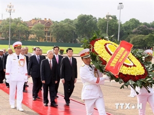 Leaders pay tribute to President Ho Chi Minh