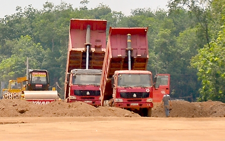 Đắp nền đường cao tốc TP.Hồ Chí Minh - Long Thành - Dầu Giây, đoạn qua xã Bình Sơn, huyện Long Thành.