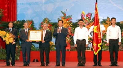 PM Nguyen Tan Dung presents an Independence Order to leaders of the Ministry of Science and Technology