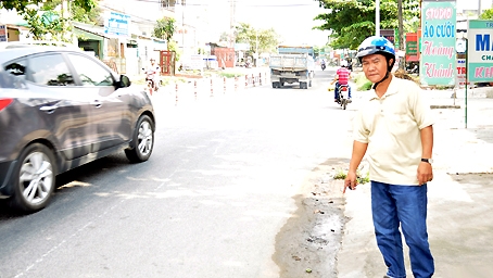 Ông Nguyễn Vũ Đinh Sang chỉ vị trí chiếc xe tải đi ngược chiều khiến con ông là Nguyễn Vũ Thiếu Hoa chết tại chỗ.