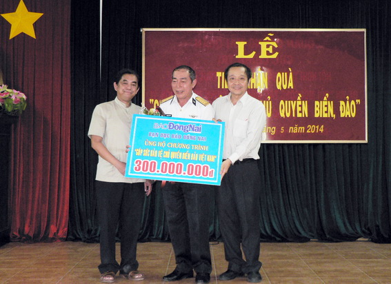 Dong Nai hands over VND300 million to naval soldiers