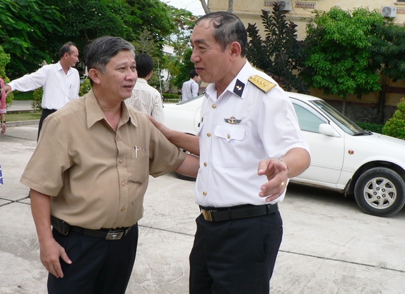 Đồng chí Đặng Mạnh Trung, Phó trưởng Ban Tuyên giáo Tỉnh ủy trao đổi cùng lãnh đạo Bộ Tư lệnh Vùng 2 Hải quân