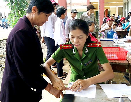 Cán bộ Công an tỉnh về xã Xuân Đông (huyện Cẩm Mỹ) làm chứng minh nhân dân cho người dân.