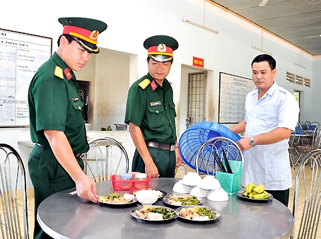 Thượng tá Phạm Văn Trọng (giữa), Chủ nhiệm hậu cần Sư đoàn 309, kiểm tra bếp ăn tập thể của một đơn vị thuộc sư đoàn.