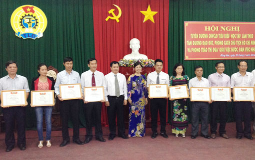 Honoring people who excelled in implementing the “Studying and following Ho Chi Minh’s moral example” campaign.