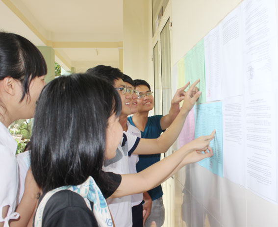 Thí sinh xem số báo danh tại hội đồng thi Trường THPT Đinh Tiên Hoàng (TP. Biên Hòa)