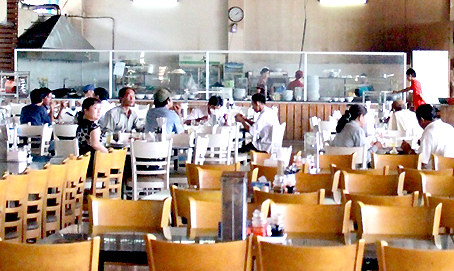 Không gian nhà hàng tại trạm dừng chân Hưng Thịnh.