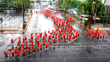 Over 350 people form a map of Vietnam