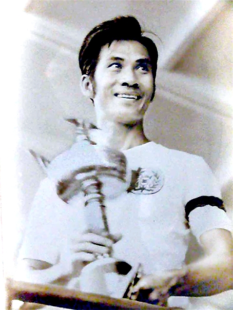 Phạm Huỳnh Tam Lang với chiếc Cup Merdeka năm 1966.