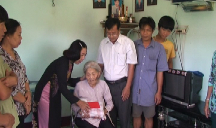 Visiting and presenting gifts to 100 year-old people