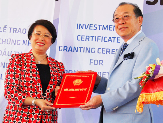 Phó chủ tịch UBND tỉnh Phan Thị Mỹ Thanh trao giấy chứng nhận đầu tư cho đại diện Công ty trách nhiệm hữu hạn DONG-IL Việt Nam