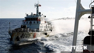 Chinese vessel fines water cannon at Vietnams law enforcement ship